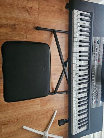 Barely used 61 keys  keyboard with stand and stool in perfect condition, model no SM-61K