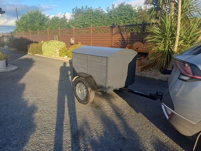 Dog box trailer