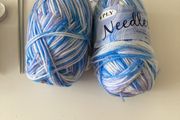 200g of blue and white wool