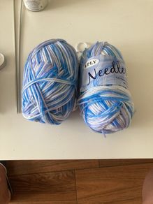 200g of blue and white wool