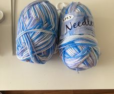 200g of blue and white wool