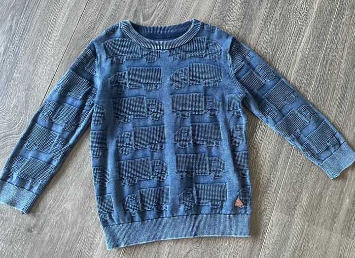 Boys clothes - 8 x jumpers & hoodies age 3-4