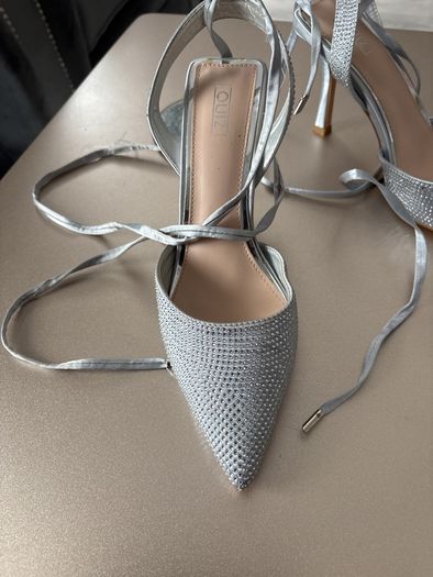 Rap around quiz shoes and clutch