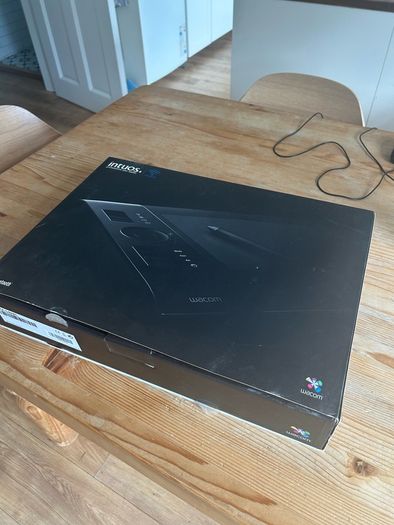 Wacom Intuos 4 - Professional Pen Tablet