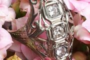 Antique Art Deco Diamond and 18 Carat White Gold Ring