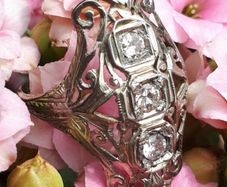 Antique Art Deco Diamond and 18 Carat White Gold Ring
