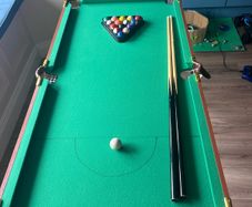 Mini pool table