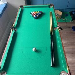 Mini pool table
