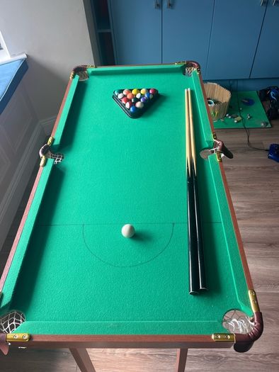 Mini pool table
