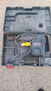 Bosch GSH 11 E 110V demolition breaker with case and chisel