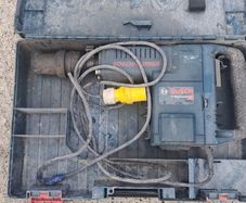 Bosch GSH 11 E 110V demolition breaker with case and chisel