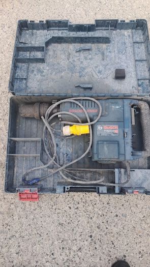 Bosch GSH 11 E 110V demolition breaker with case and chisel