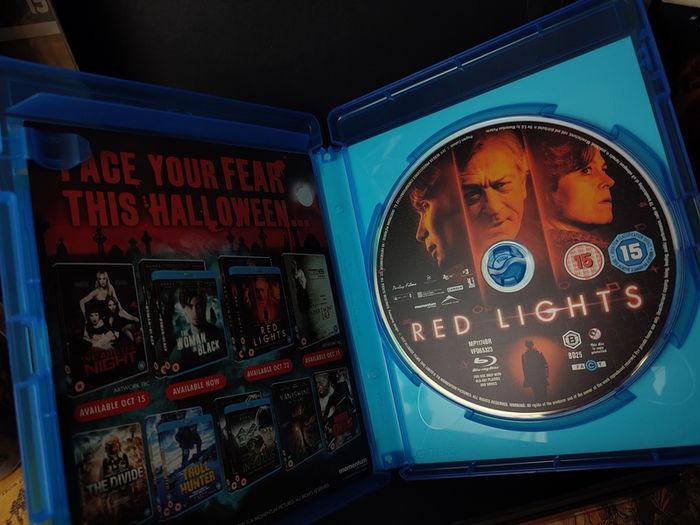 Red Lights ! This Years The Sixth Sense ! Blu-ray with Slipcase ! 2011 ! Robert De Niro ! Sigourney Weaver !