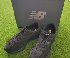 New Balance black 327 Junior trainers