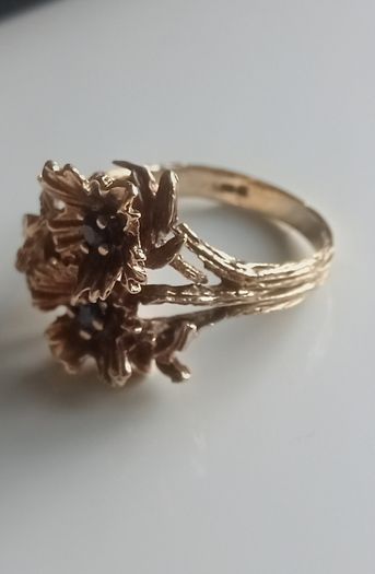 9ct gold sapphire ring size M