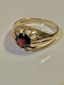 9ct Gold Garnet Ring