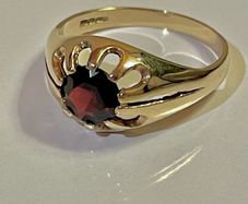 9ct Gold Garnet Ring