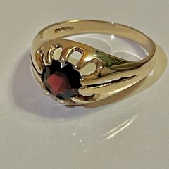 9ct Gold Garnet Ring