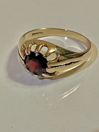 9ct Gold Garnet Ring
