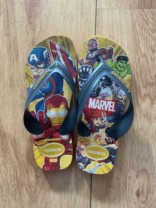 Boys Marvel Superheroes Havaianas flip flops size 6/7