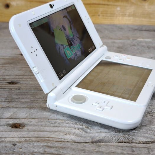 New Nintendo 3ds xl pearl white 64gb sd card hshop 1000s free games