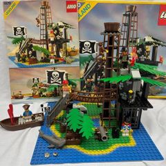 Vintage LEGO 6270 Pirate Island
