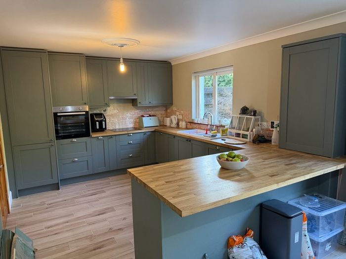 Carpenter Handyman kitchen fitter Flat pack specialist