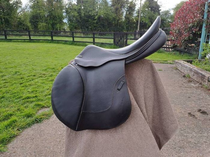 17.5" John Whitaker close contact jump saddle