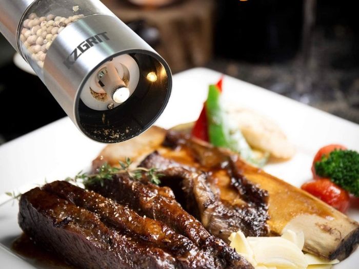 Electric Salt and Pepper Mill Set, Battery Operated, Ceramic Grinding Blade, Automatic Stainless Steel Grinders Shakers with LED Light and Adjustable Coarseness (FREE POSTAGE)