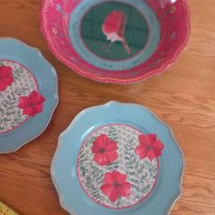 Brand New Carolyn Donnelly Serving Bowl and Plates Set