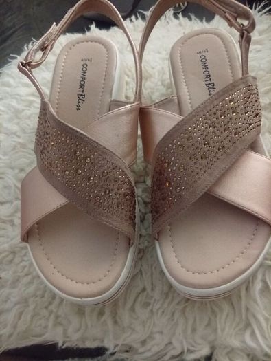 ladies sandals pairs  please see photos
