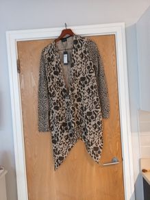 Vila Visprir Cardigan.  S. L- 14.  B.N.W.T