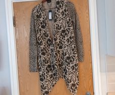 Vila Visprir Cardigan.  S. L- 14.  B.N.W.T