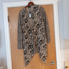 Vila Visprir Cardigan.  S. L- 14.  B.N.W.T
