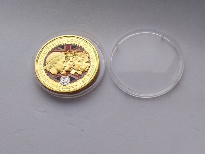 Queen Elizabeth II , " Long To Reign Over Us " 2015 Limited Edition Golden Crown