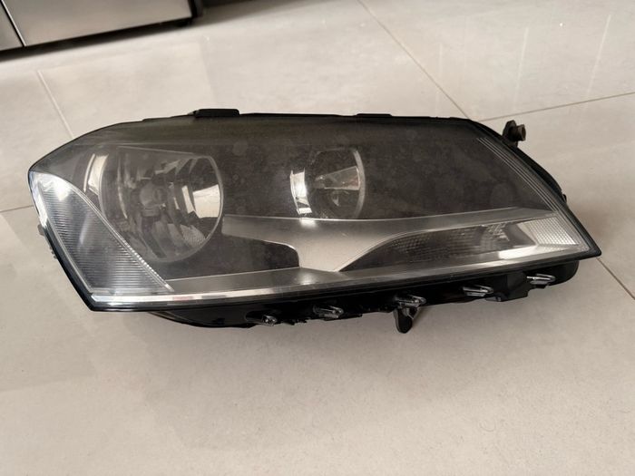 VW Passat Headlight