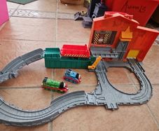 Thomas & Friends Take-n-Play Sodor Steamworks Repair Shed + Thomas + Henry + track