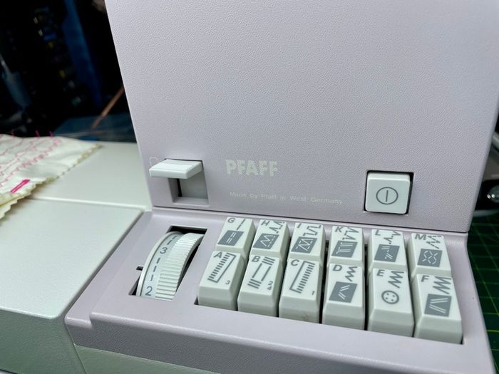 PFAFF 1051 Heavy Duty Sewing Machine - With IDT - Just serviced - Like new condition