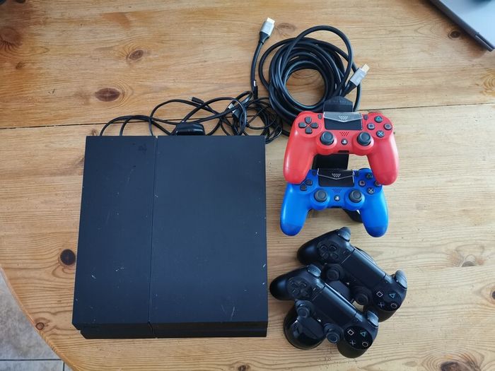 PS 4 & 4 controllers