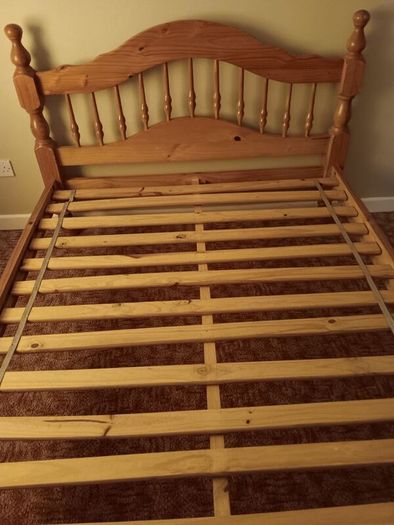 Pine bed frame 4ft 6inch in very good condition, can unassembled to transport