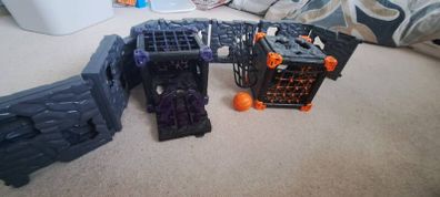 Toy Creatures Battle Cave Arena