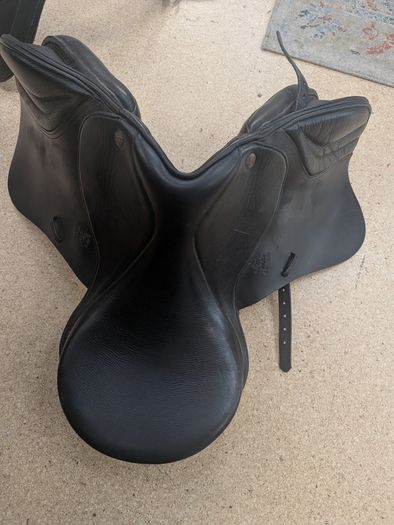 Fairfax black leather saddle with girth. High quality black leather Fairfax saddle in great condition. Comes with a matching girth as shown in the photos. Perfect for everyday riding or training.