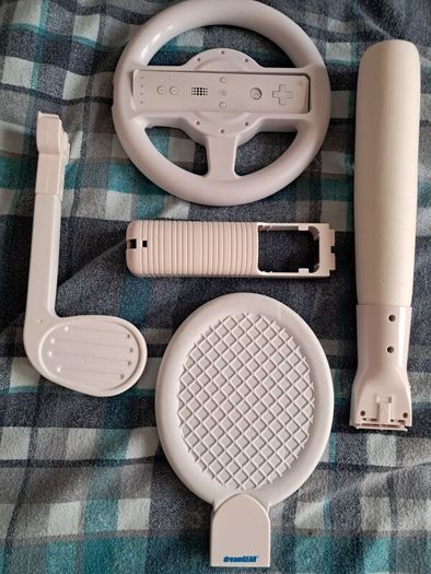 DreamGear Nintendo Wii Sports Accessories Bundle  Steering Wheel & Rackets