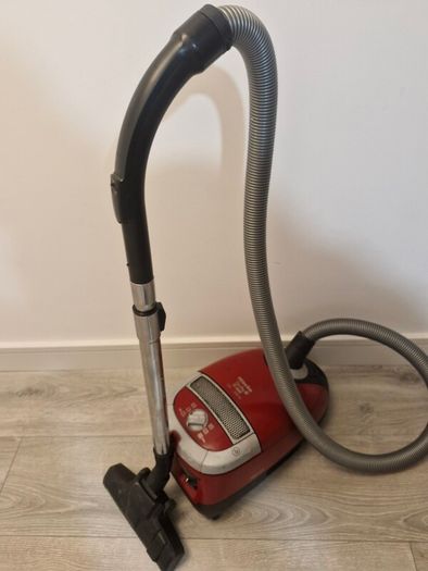 I repair Mieli vacuum cleaners. If someone's is broken, I can provide repair services.