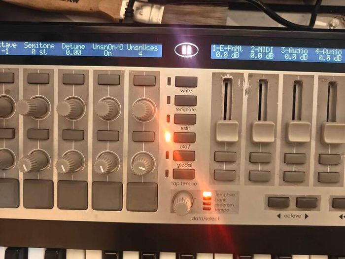 Novation: ReMOTE 25SL MIDI Controller