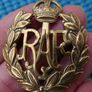 WW2 British Military RAF Royal Air Force Cap Badge Dark Brass East West Lugs KC Kings Crown Image 2