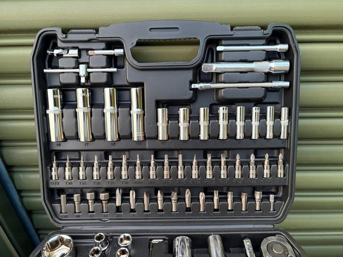 Brand New 100 Piece Socket Set - 1/2 & 1/4 Drive