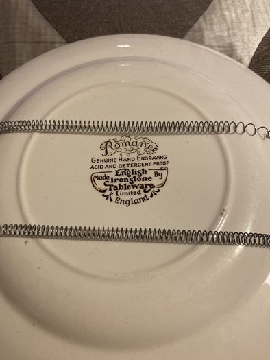Plate with wall hanger - English Ironstone- Romance