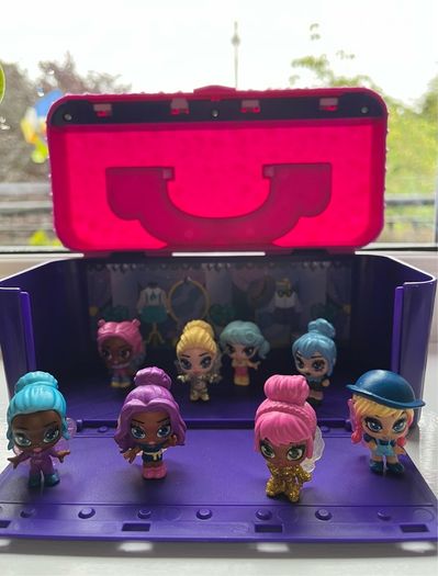 Hatchimals Mini Pixies Fashion Show Castle 8 Figures