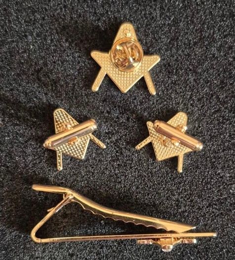 Masonic set, tie pin, lapel badge and cufflinks.
